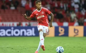 Situação de Vitinho no Internacional depende de decisão da Fifa