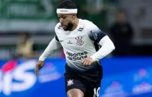 Memphis Depay é punido por falta em treino e segue titular no Corinthians