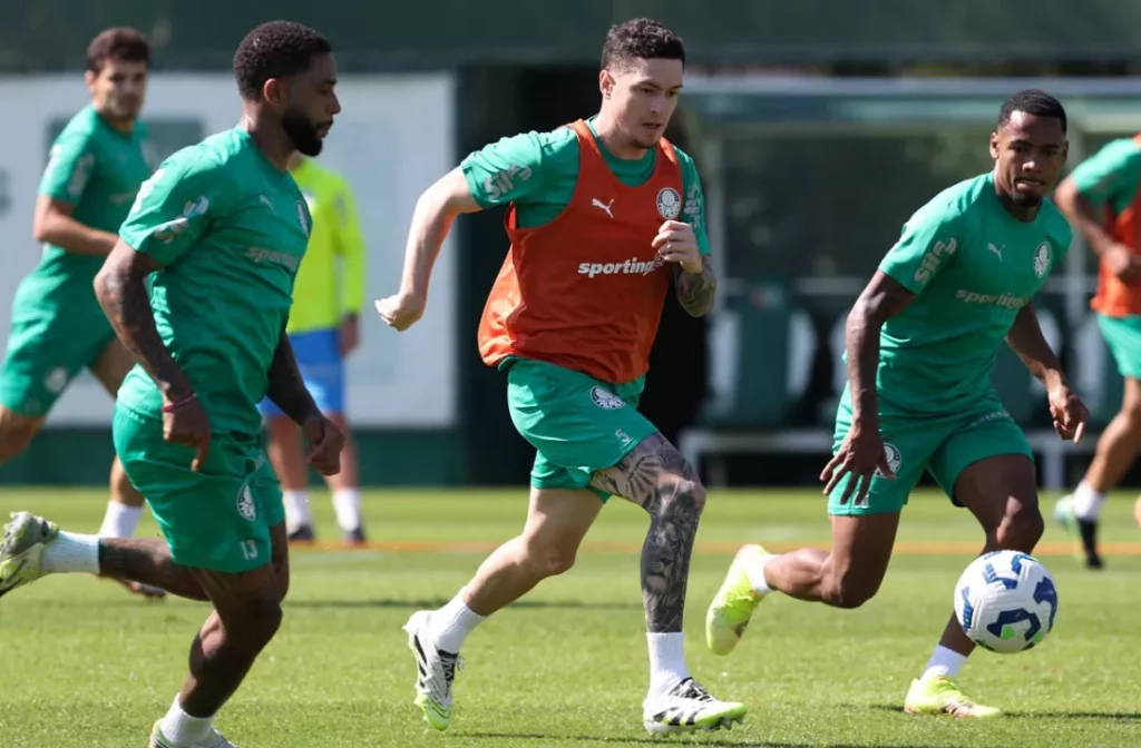 Palmeiras volta aos treinos de olho no Corinthians