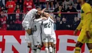 Brusque 0 x 2 Figueirense - Furacão vence duelo estadual e tira rival do G8