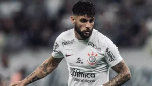 Yuri Alberto desfila Lamborghini roxa e agita fãs em São José dos Campos