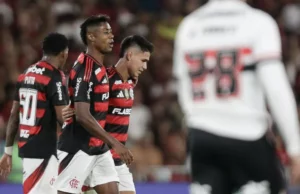 Flamengo 2 x 0 São Paulo - Mengão domina e segue líder do Brasileirão