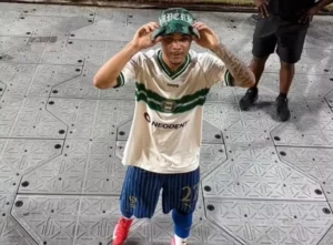 Jogador do Al-Hilal veste camisa do Coritiba após eliminar Manchester City