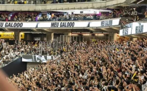 Torcida do Atlético-MG cobra elenco após derrota no Brasileirão
