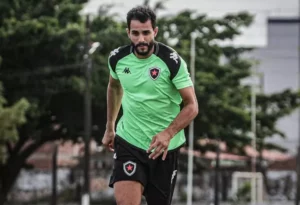 Henrique Dourado sofre lesão delicada e volta a desfalcar Botafogo-PB