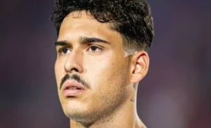 Lucas Halter atinge 200 jogos e lidera defesa do Vitória em 2025