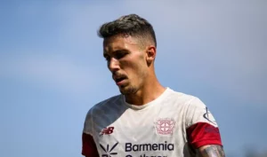 Grimaldo se machuca em treino do Bayer Leverkusen no Rio