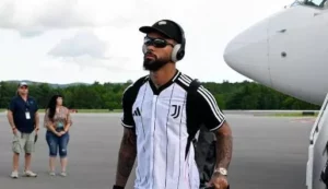 Douglas Luiz se desculpa por faltar à pré-temporada da Juventus