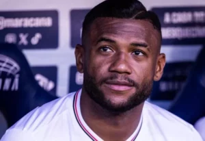 Luan volta ao São Paulo após 665 dias e se emociona no Brasileirão