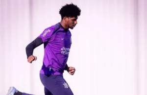 Hugo Souza vira referência no Corinthians e brilha após aposta do clube