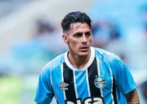 Time argentino mira Pavón, do Grêmio, para reforçar o ataque