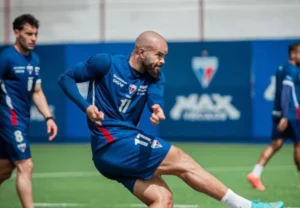 Fortaleza faz treino aberto com torcida antes de duelo decisivo
