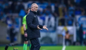 Grêmio mantém Mano Menezes após queda na Sul-Americana 2025