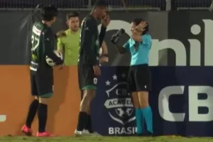 Vitória do Brusque sobre o Maringá é marcada por bombas no gramado