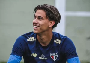 Goleiro que fez gol de falta no Sub-20 em 2022 pode sair do São Paulo