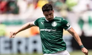 Palmeiras ganha reforço de Piquerez e monitora Felipe Anderson
