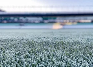 Geada cobre Alfredo Jaconi e congela gramado do Juventude