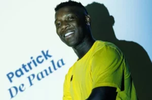 Patrick de Paula reforça Estoril após empréstimo do Botafogo