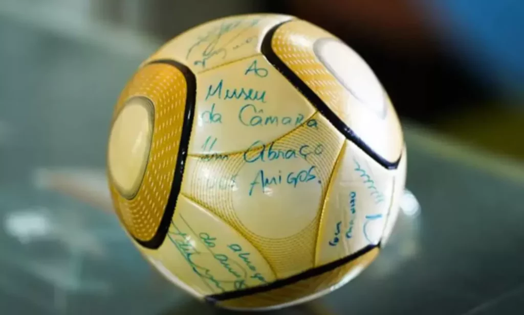 STF: Homem pega 17 anos de prisão por furto de bola autografada por Neymar