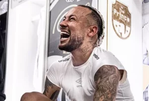 Neymar defende Danilo após vaias da torcida do Santos na Vila