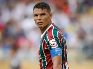 Jornais elogiam 'infinito' Thiago Silva, gol de Hércules e varinha mágica de Renato