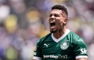 Paulinho cobra dívida milionária do Atlético-MG após saída