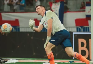 Goleiro do Fortaleza assume falha em eliminação, mas pede 'cabeça erguida'