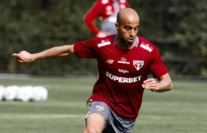 São Paulo faz novo procedimento em Lucas Moura: 'Precisa tempo por volta segura'