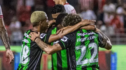 Vitória tem interesse em contratar lateral do América-MG 2 América-MG vence o CRB no Rei Pelé (Foto: Renato Alexandre-América-MG)