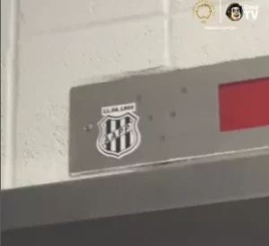 É ela ali? Escudo da Ponte Preta no Mundial de Clubes viraliza nas redes