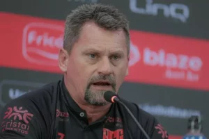 Técnico é demitido após derrota em casa na Série B: 'Time sem alma'