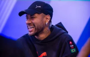 Neymar treina no Santos e fatura R$ 53 mil em torneio de poker