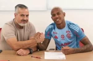 Flamengo aumenta salário e multa rescisória de Wallace Yan