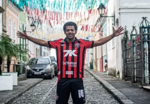 Romarinho é regularizado no Vitória: veja previsão de estreia