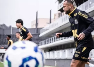 Santos revitaliza gramado da Vila Belmiro para o Brasileirão