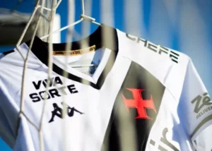 Vasco prioriza atacante e pode buscar zagueiro na janela