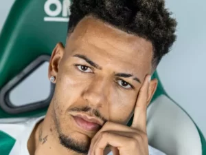 Vasco pede antecipação de R$21 milhões por vendas de Clayton e Orellano