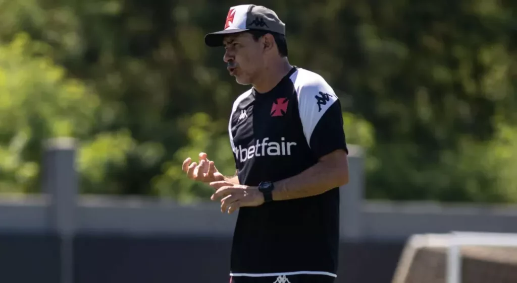 Vitória age rápido e fecha com técnico ex-Corinthians e Santos