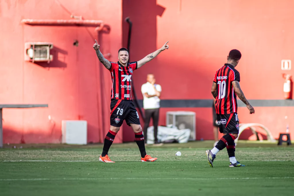 Vitória 1 x 0 Red Bull Bragantino - Rubro-Negro vence 1ª com Carille 2 Vitória 1 x 0 Red Bull Bragantino - Rubro-Negro vence a 1ª com Carille (Foto: Victor Ferreira/ECV)