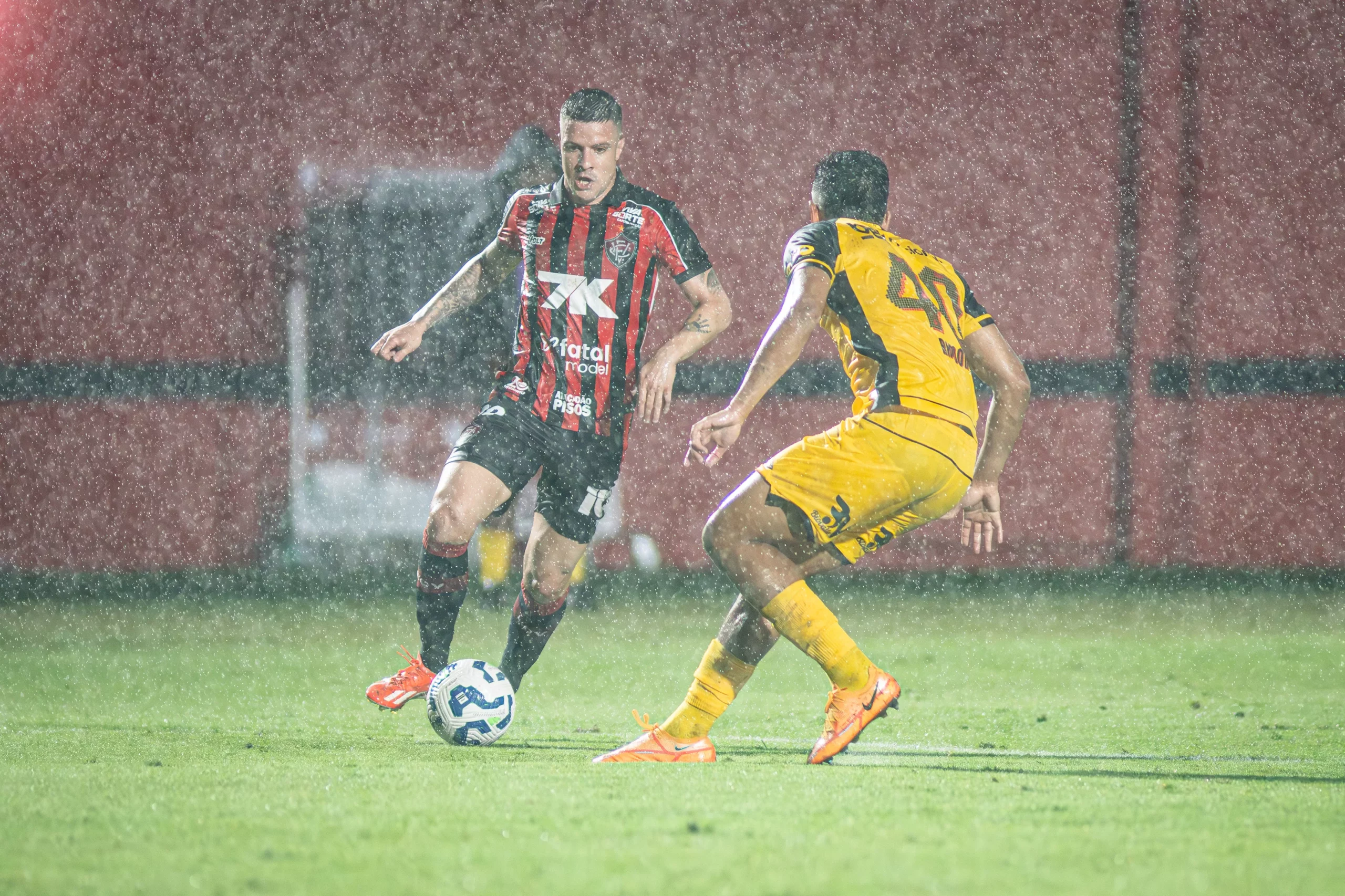 Vitória 2 x 2 Sport - Jogo de roteiro maluco termina sem vencedor no Barradão (Foto: Victor Ferreira/ECV)