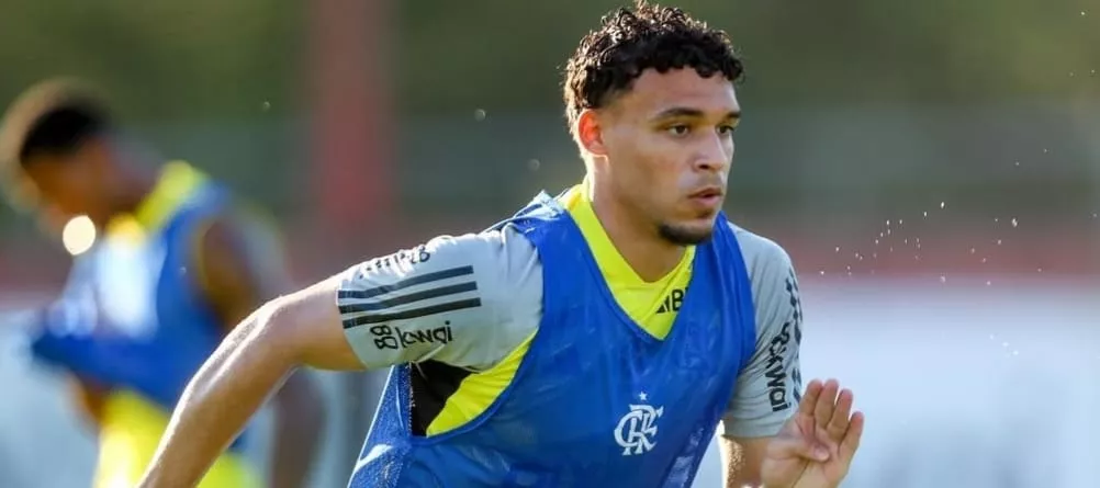 Flamengo pode reintegrar Victor Hugo após negócio frustrado