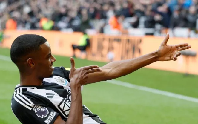 Liverpool faz investida milionária por Isak, do Newcastle