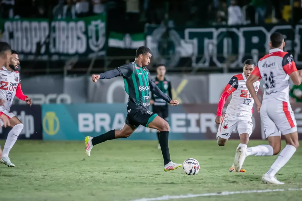 Maringá libera dois meio campistas que retornam ao Monte Azul 2 Vitinho Maringá