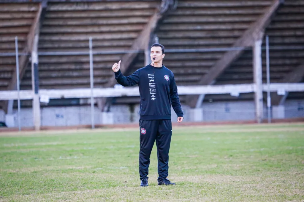 Caxias tem desfalque de Tomas Bastos e trio corre por vaga