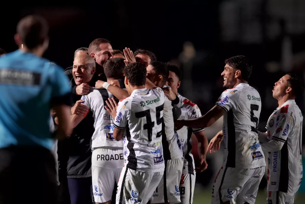 Operário-PR vencer bem e Coritiba perde a chance de colar no Goiás