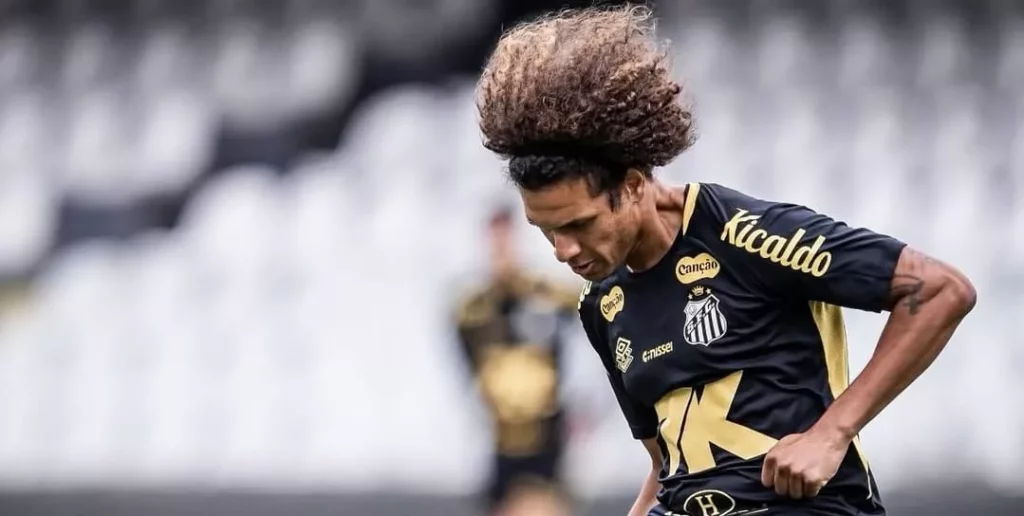 Arão sofre edema muscular e desfalca o Santos contra o Sport