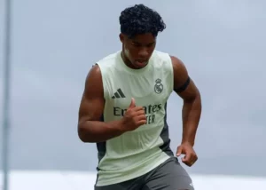 Endrick volta a sentir lesão que o afastou do Mundial e vai passar por exames