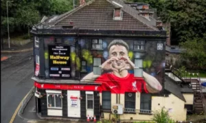 Artista faz mural em homenagem a Diogo Jota perto do estádio do Liverpool