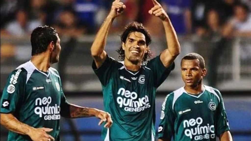 Fernandão comemora gol pelo Goiás. Foto: Divulgação