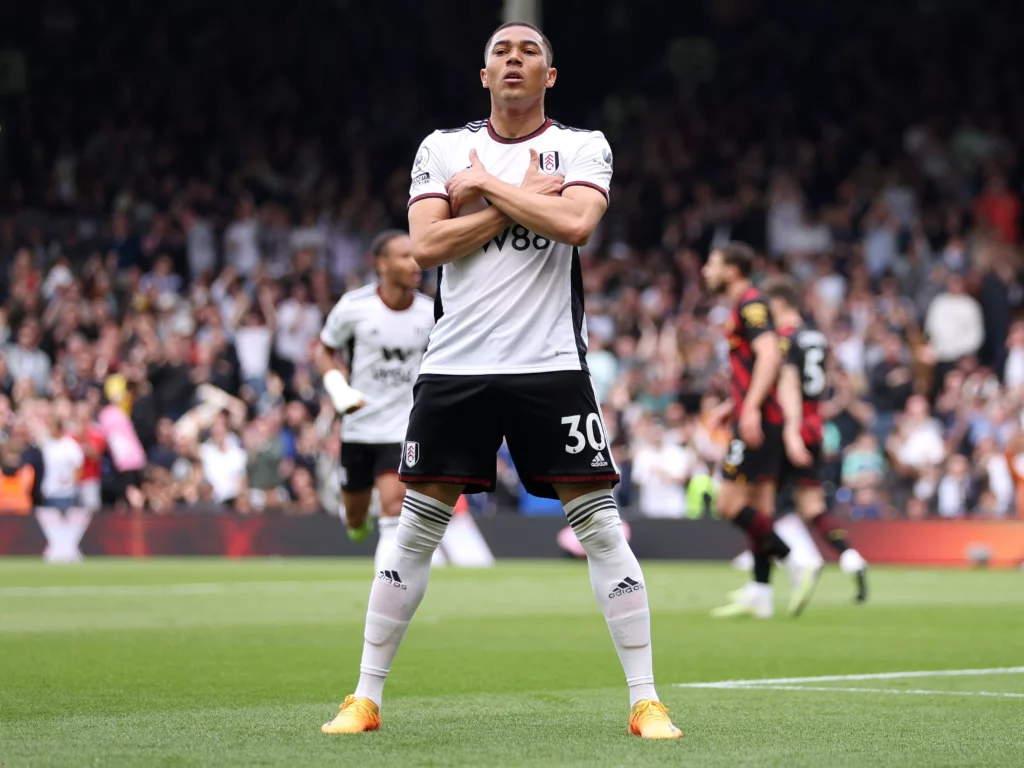 Carlos Vinícius tem viagem ao Brasil marcada e negocia com o Corinthians
